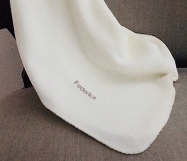 Immagine di COPERTA IN PILE CON NOME RICAMATO
