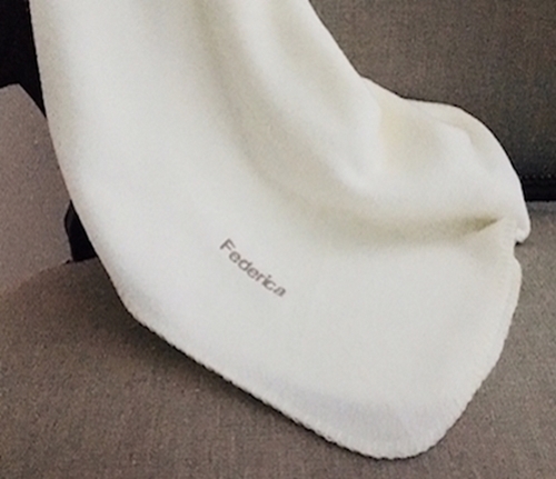 Immagine di COPERTA IN PILE CON NOME RICAMATO